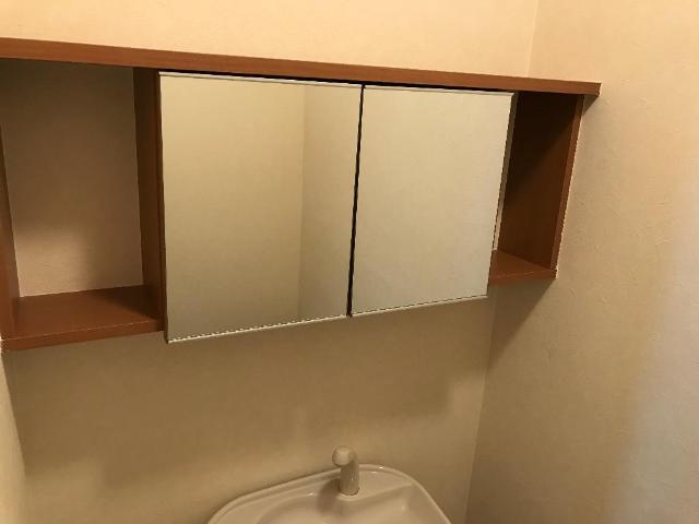 サンライズ高町のトイレ|ペーパーなどしまえるトイレ収納