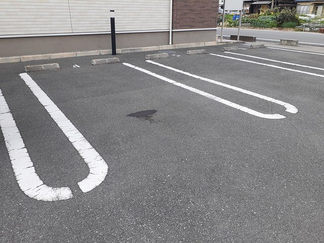 ワイズプランドールの駐車場