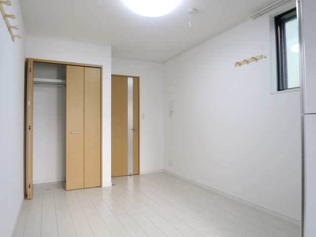 フローラ新小岩の寝室|別アングルから見た居室です♪