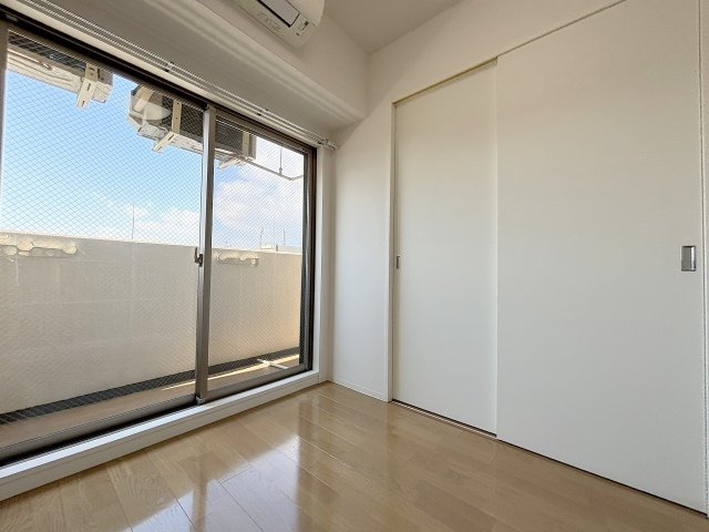 セレニテ新大阪カルムの洋室