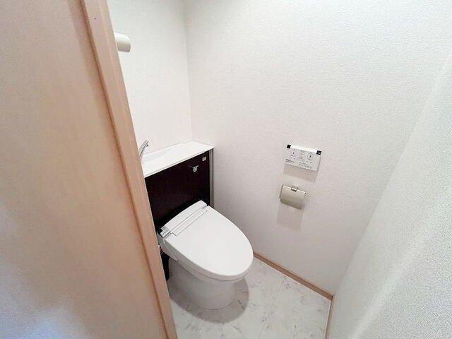 グランドステージ鏡のトイレ|落ち着いた色調のトイレです