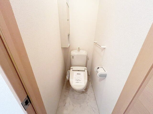 うらら１番館のトイレ|落ち着いた色調のトイレです