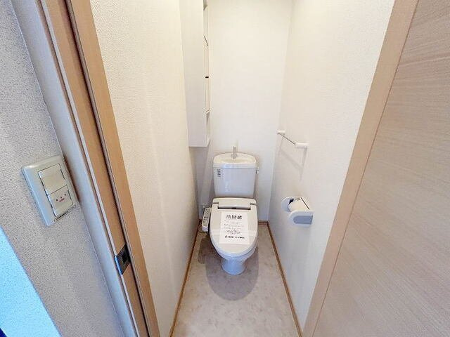 ジュネス１番館のトイレ|落ち着いた色調のトイレです