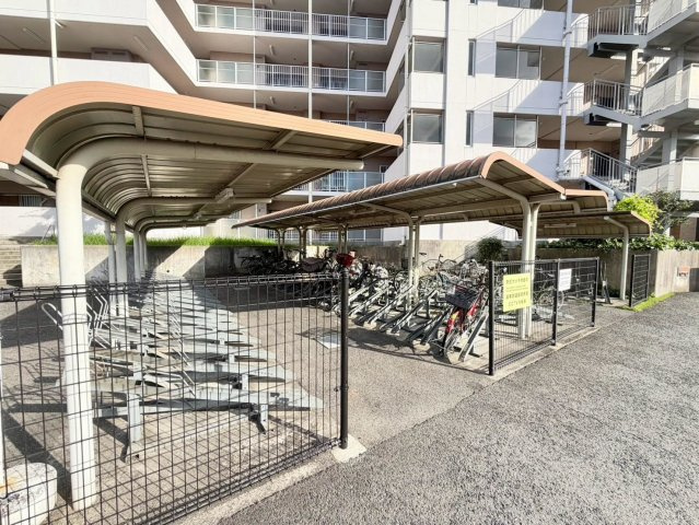 ソワール新檜尾台８号棟の駐車場|【駐輪場】屋根ございますので、雨で自転車が濡れないのは、嬉しいポイントですね！