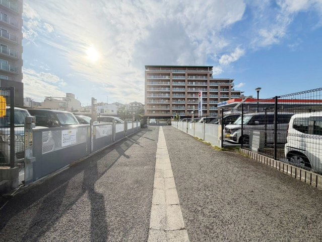 ソワール新檜尾台８号棟|【駐車場】敷地内駐車場（月額：9000円～13000円）ございますよ！空き状況確認必要です！詳しくは担当までお問い合わせください！