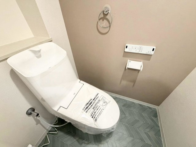 ソワール新檜尾台８号棟のトイレ|【温水洗浄便座付きトイレ】寒い日は特に助かる温水洗浄便座付きトイレです！棚がございますので、トイレットペーパーなどの置き場所に困らないですね！