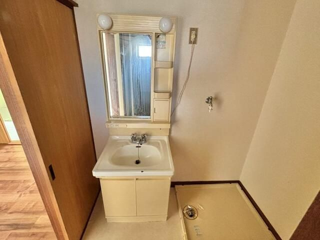 草加市金明町のアパートの独立洗面台
