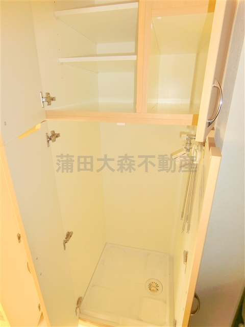 ルーブル大鳥居参番館の設備|室内洗濯機置き場　上部棚収納に洗剤など置けます！