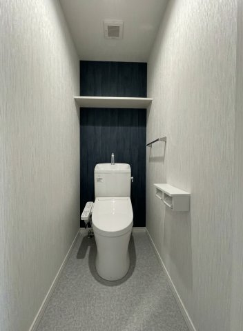ラシュール・イン大橋南のトイレ|綺麗で清潔感があります♪トイレ
（上部収納棚・温水洗浄便座・手洗い付き）
