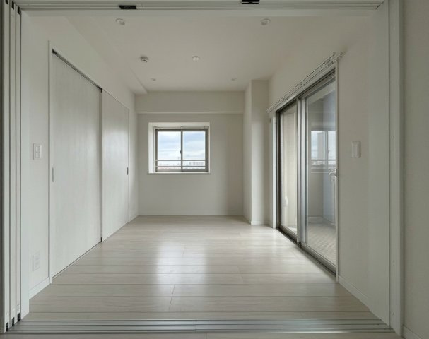 ラシュール・イン大橋南の居間・リビング|ＬＤＫ９．６帖、洋室４．３２帖お一人で
ゆっくりくつろげる室内空間です♪