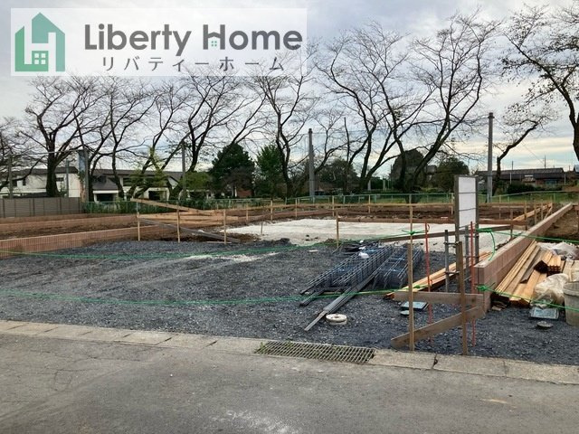 笠間市岩間駅西第4　新築戸建　2号棟の前面道路含む現地写真