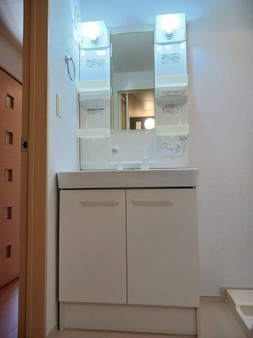 ポンドⅡの洗面所|明るい洗面所です