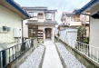 日野市大坂上のその他|玄関へと続くアプローチ部分は平坦に整えられており、安全に出入りができます。道路からの奥行きがあるため、お子様が急に路上へ飛び出す心配を減らすことができ、安心して生活していただけます。