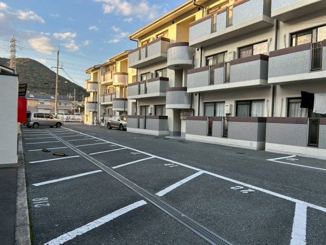 サンハイツ上滝野　B棟の駐車場