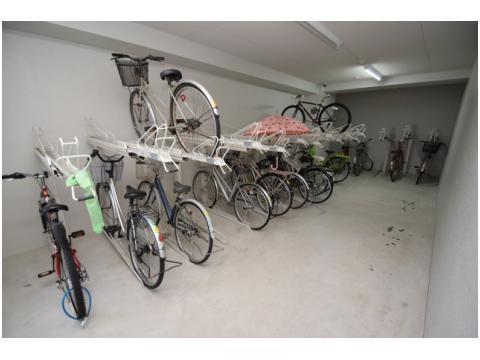 協同レジデンス摂津富田の駐車場