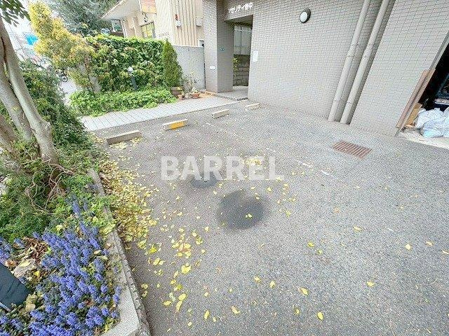 シンセリティ野中の駐車場