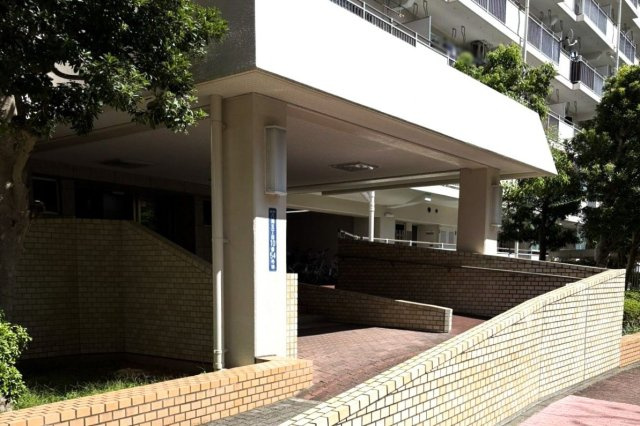 潮路東ハイツ54号棟のエントランス|建物の内部です