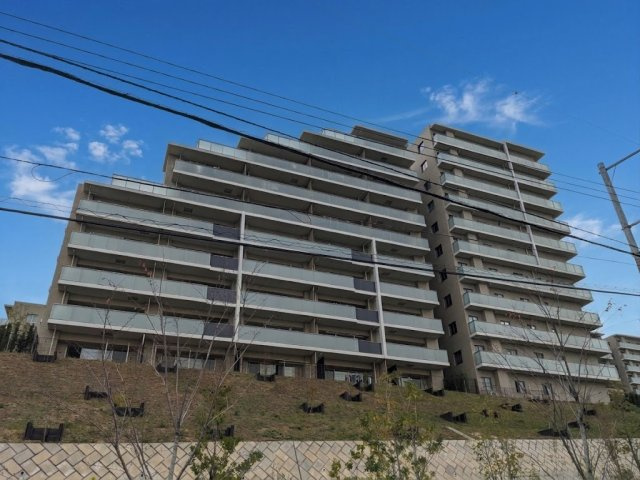 ガーデングランデ横浜戸塚エアリーグランデの外観|〔外観〕堂々たる趣ながら、主張し過ぎずどこか余裕を感じさせるシャープなフォルムで佇む邸宅は、晴天の空と照らし合わせる事で、本来あるべき完成形の姿を見せてくれます。※現地（2026年10月）撮影