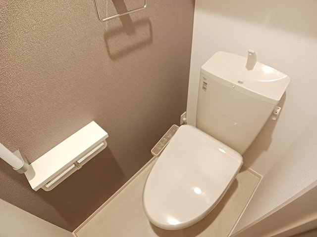 フルムーンのトイレ|落ち着いた色調のトイレです
