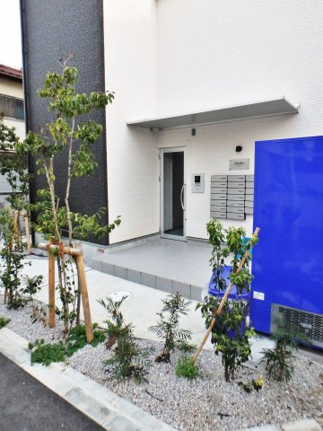 足立区柳原２丁目のアパートのエントランス