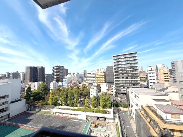 グリーンパーク入谷の展望|手を伸ばせば、ふれることが出来そうな環境が、そのままインテリアになったような印象です。その豊かな眺望にふさわしい空間には、通風・採光にも優れ、心地よい光と風があふれています