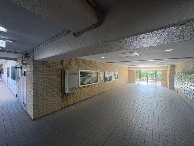 ライオンズマンション調布 C棟のエントランス|広々としたエントランス