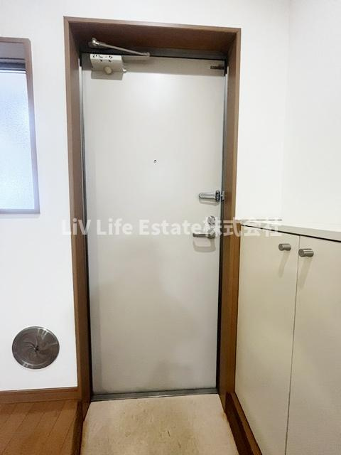 東村山市萩山町１丁目のアパートの玄関