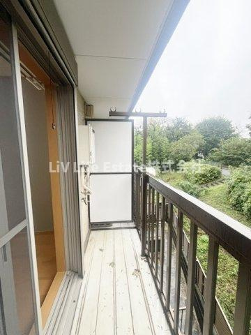 東村山市萩山町１丁目のアパートのバルコニー