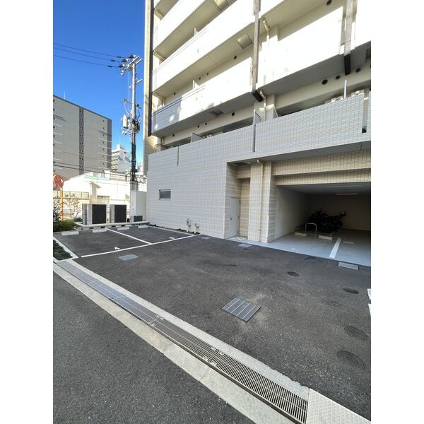 スプランディッド難波SOUTHの駐車場