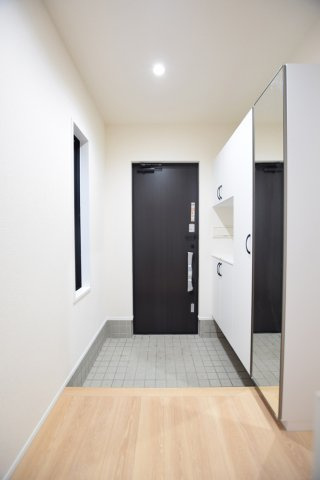 新潟市西区小針南台の玄関