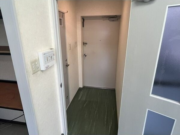 青木ビルの玄関