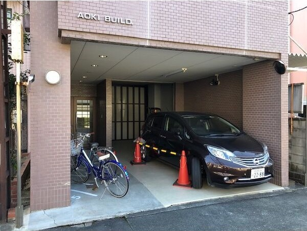 青木ビルのエントランス