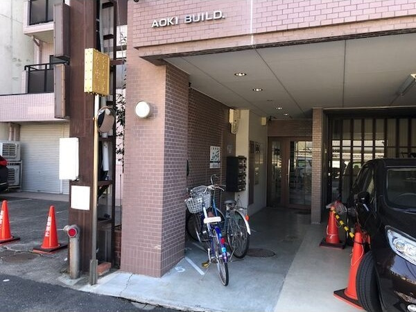 青木ビルのエントランス