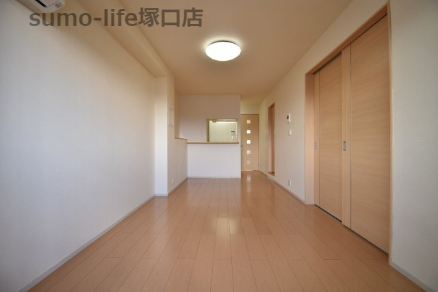 ディアコート口酒井　弐番館の居間・リビング