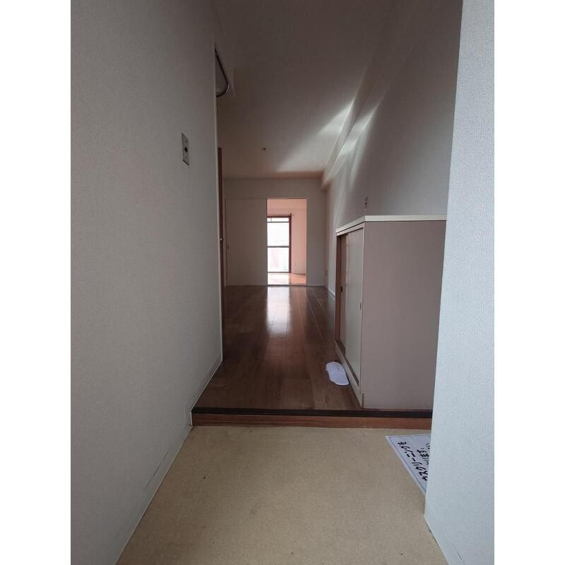 栄マンションの玄関