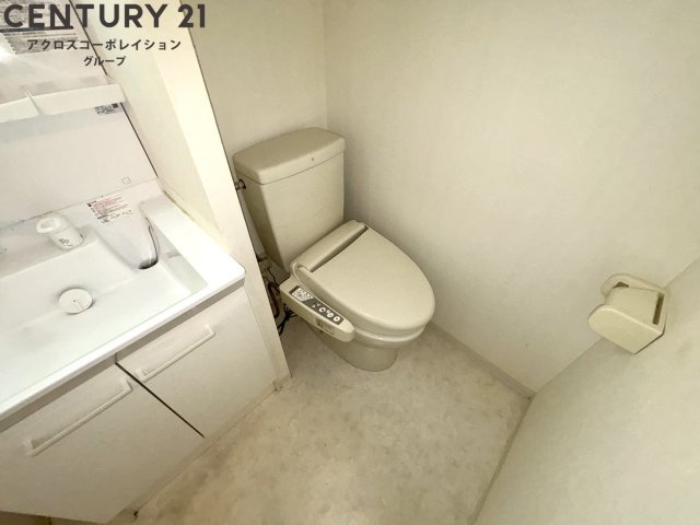 温水洗浄便座付きのトイレです♪