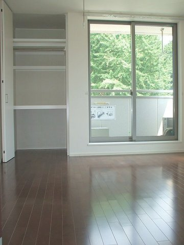 メゾン奈良の居間・リビング|正方形のお部屋ですので使いやすいです♪