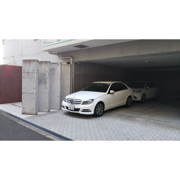 セレブコート安堂寺の駐車場