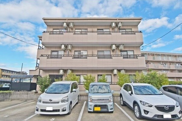 クレセールＮの駐車場