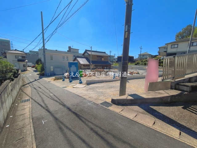 グラファーレ岩崎町12期4棟の前面道路含む現地写真