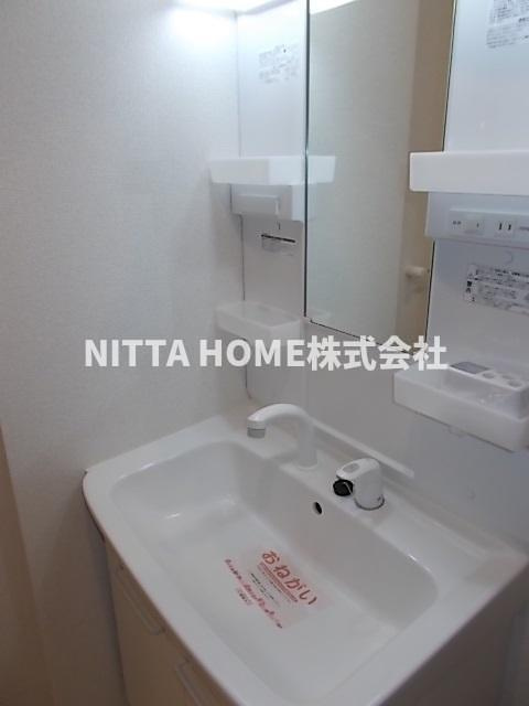 サンリットタウン日高Ⅱの洗面所|シャワー付きの洗面台朝の準備も楽々です◎