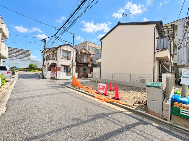 荒川区東尾久8丁目　新築戸建の前面道路含む現地写真|2026.10.26撮影

現地ご見学希望・資料請求などお気軽にお問い合わせ下さい！
03-5990-5201