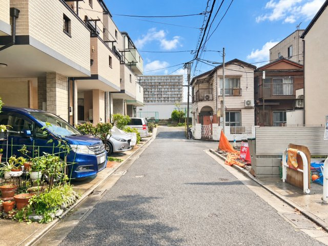 荒川区東尾久8丁目　新築戸建の前面道路含む現地写真|2026.10.26撮影

現地ご見学希望・資料請求などお気軽にお問い合わせ下さい！
03-5990-5201
