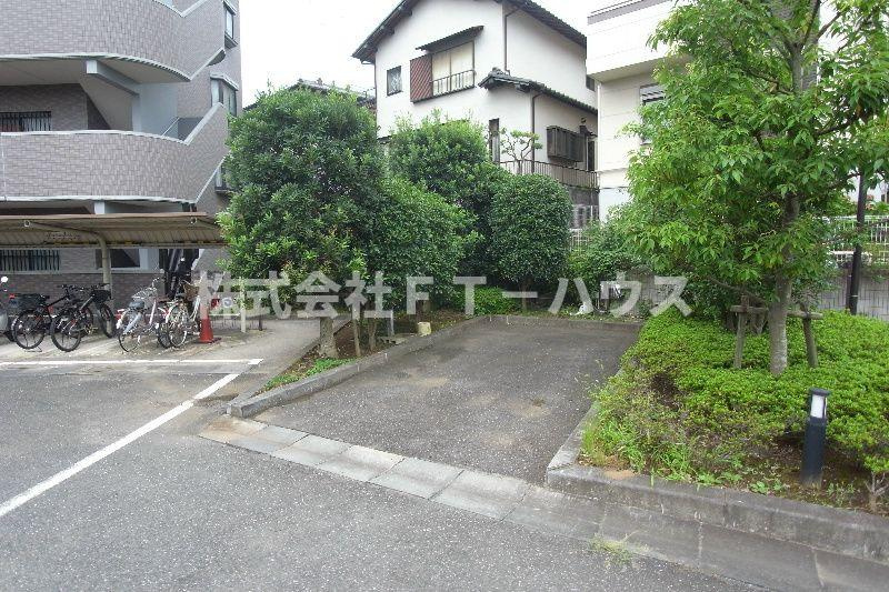 フレラヴィーヌ北本町の駐車場