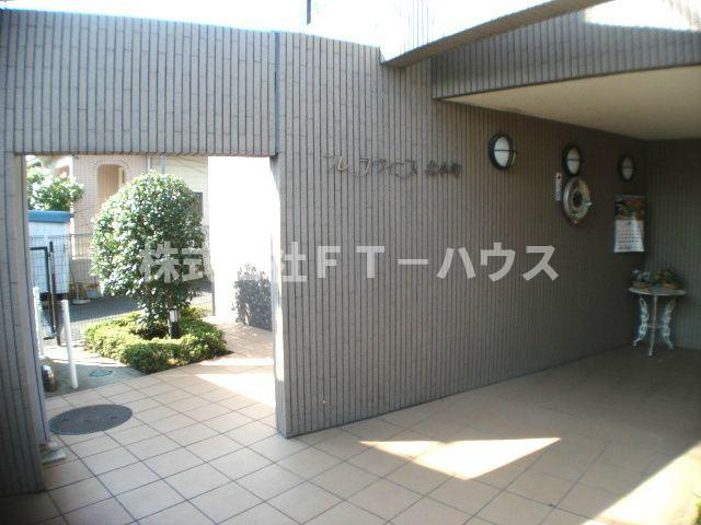 フレラヴィーヌ北本町のエントランス