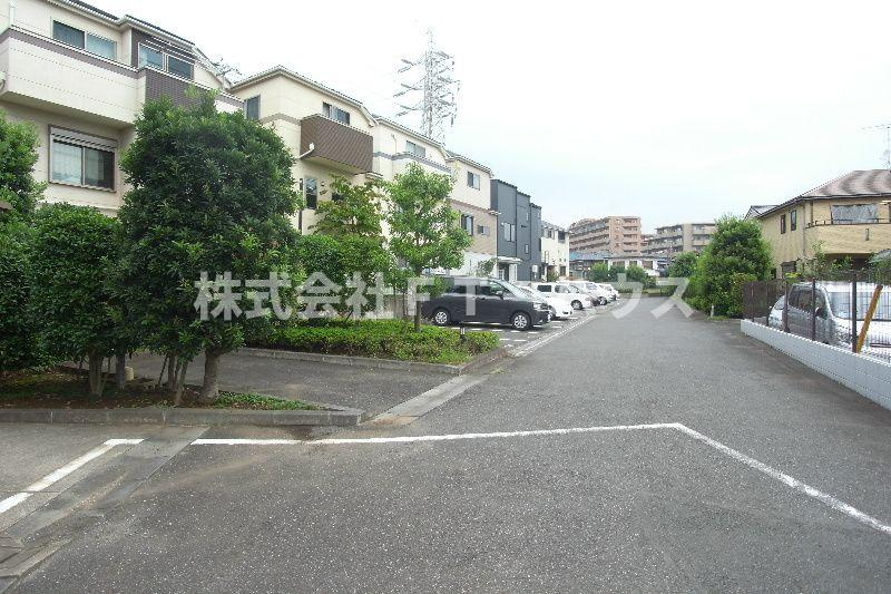 フレラヴィーヌ北本町の駐車場