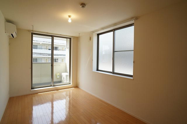 【居間・リビング】 | Maison Rio | 2面採光のLDK内観です（室内写真は他室です）