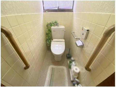 河崎中古戸建【174番1】のトイレ|水洗洋式トイレになります。奥行もしっかりあります。