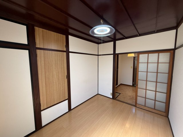 BKガレージハウス灘町の洋室