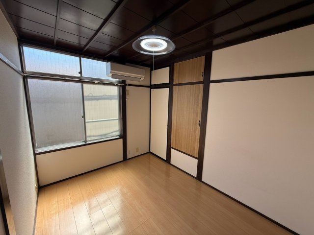 BKガレージハウス灘町の洋室